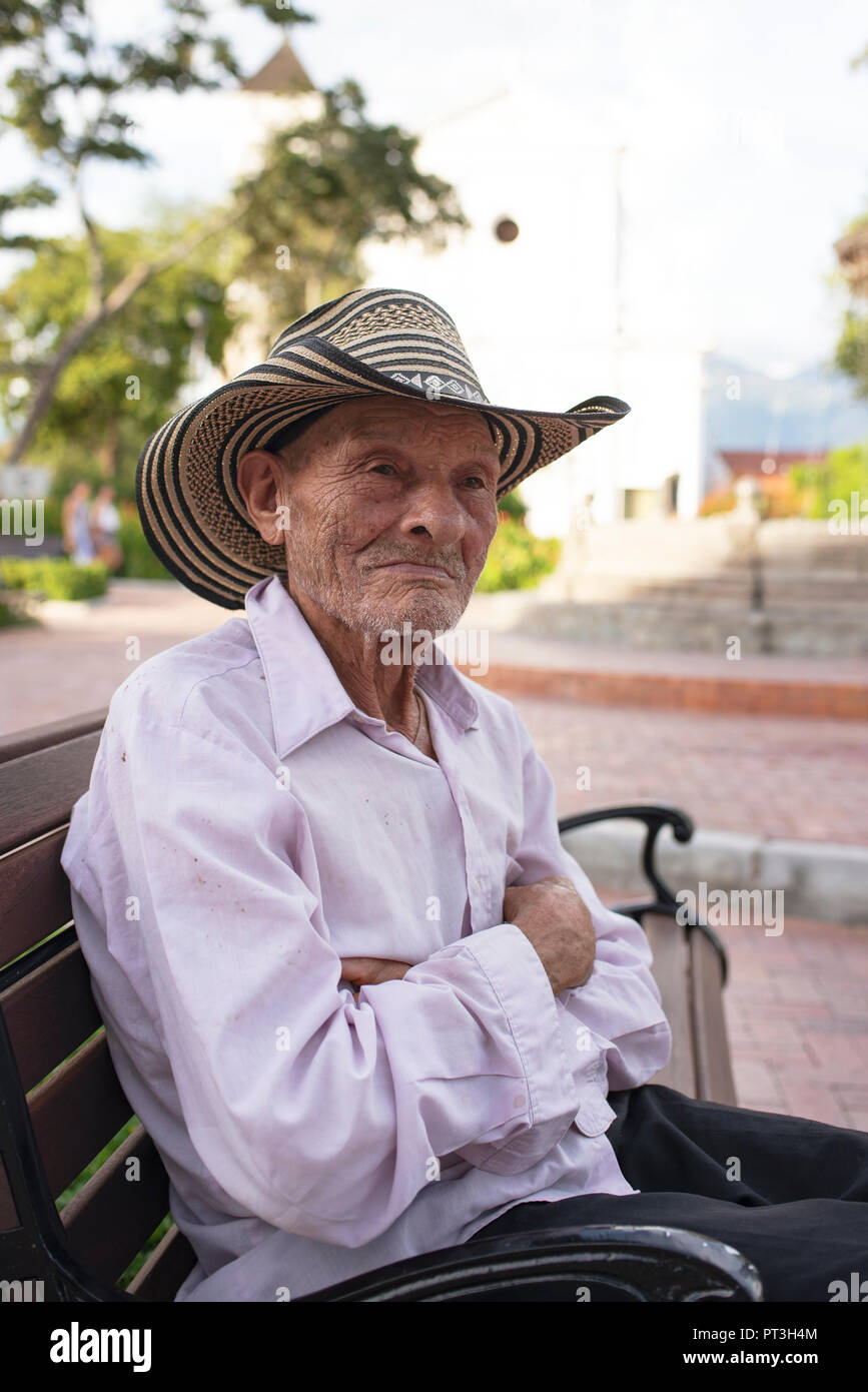 Alten kolumbianischen Mann sitzt auf der bank Tragen eines typischen sombrero vueltiao Hut. Santa Fe de Antioquia, Kolumbien. Für die redaktionelle Nutzung. Sep 2018 Stockfoto