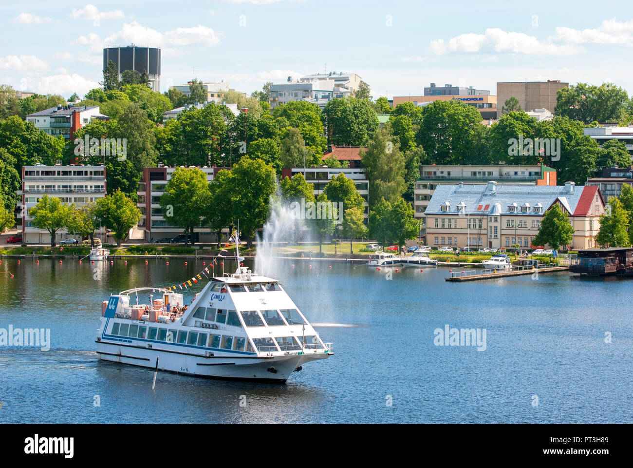 LAPPEENRANTA, Finnland - 15. JUNI 2016: Leute segeln auf der weißen Yacht Hafen am Saimaa See. Blick von der Festung Linnoitus Stockfoto