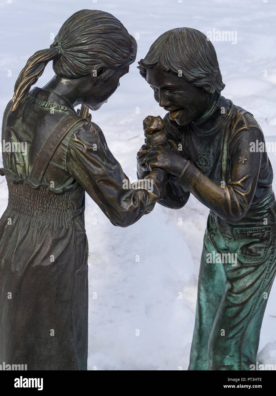 Mädchen und Jungen essen Eis Bronzestatue außerhalb ENMAX Konservatorium in Calgary Zoo Stockfoto Mädchen und Jungen essen Eis Bronzestatue außerhalb ENMAX Konservatorium in Calgary Zoo Stockfoto