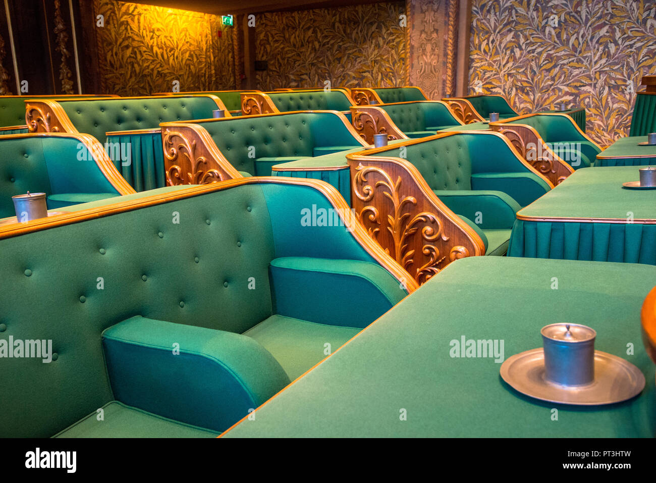 Grüne Stühle in der Ersten Kammer des niederländischen Parlaments Gebäude in Den Haag, Holland Stockfoto