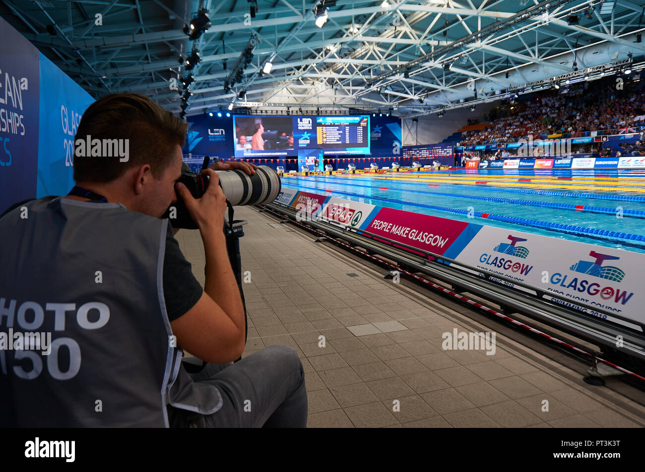 Drücken Sie Fotograf arbeiten an Zuordnung während eines Swimming-Veranstaltung in Glasgow Europameisterschaften 2018. Stockfoto