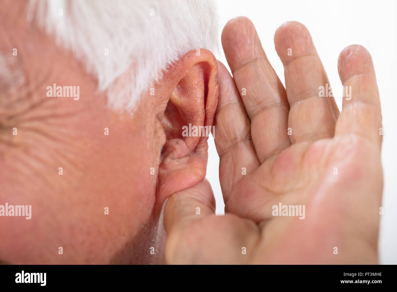 Portrait eines älteren Mannes Hand versucht nach dem Einlegen Hörgerät zu hören Stockfoto