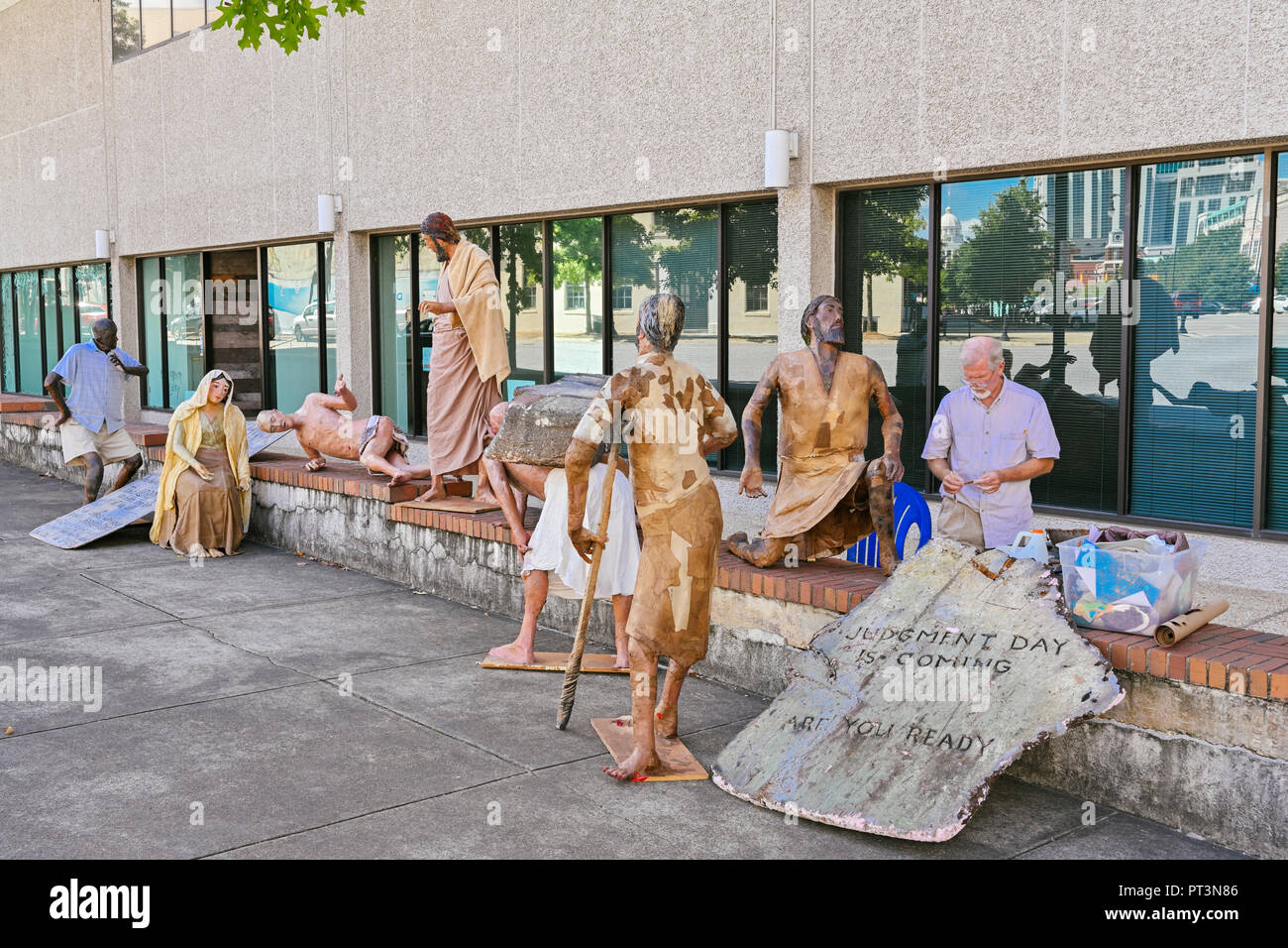 Religiöse Figuren mit der Darstellung der menschlichen Erfahrung auf dem Gehweg in der Innenstadt von Montgomery Alabama, USA. Stockfoto