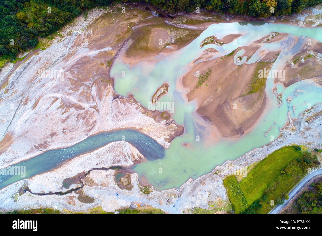 Blick von oben auf den Fluss Adjaristskali in Georgien. Luftaufnahmen. Stockfoto