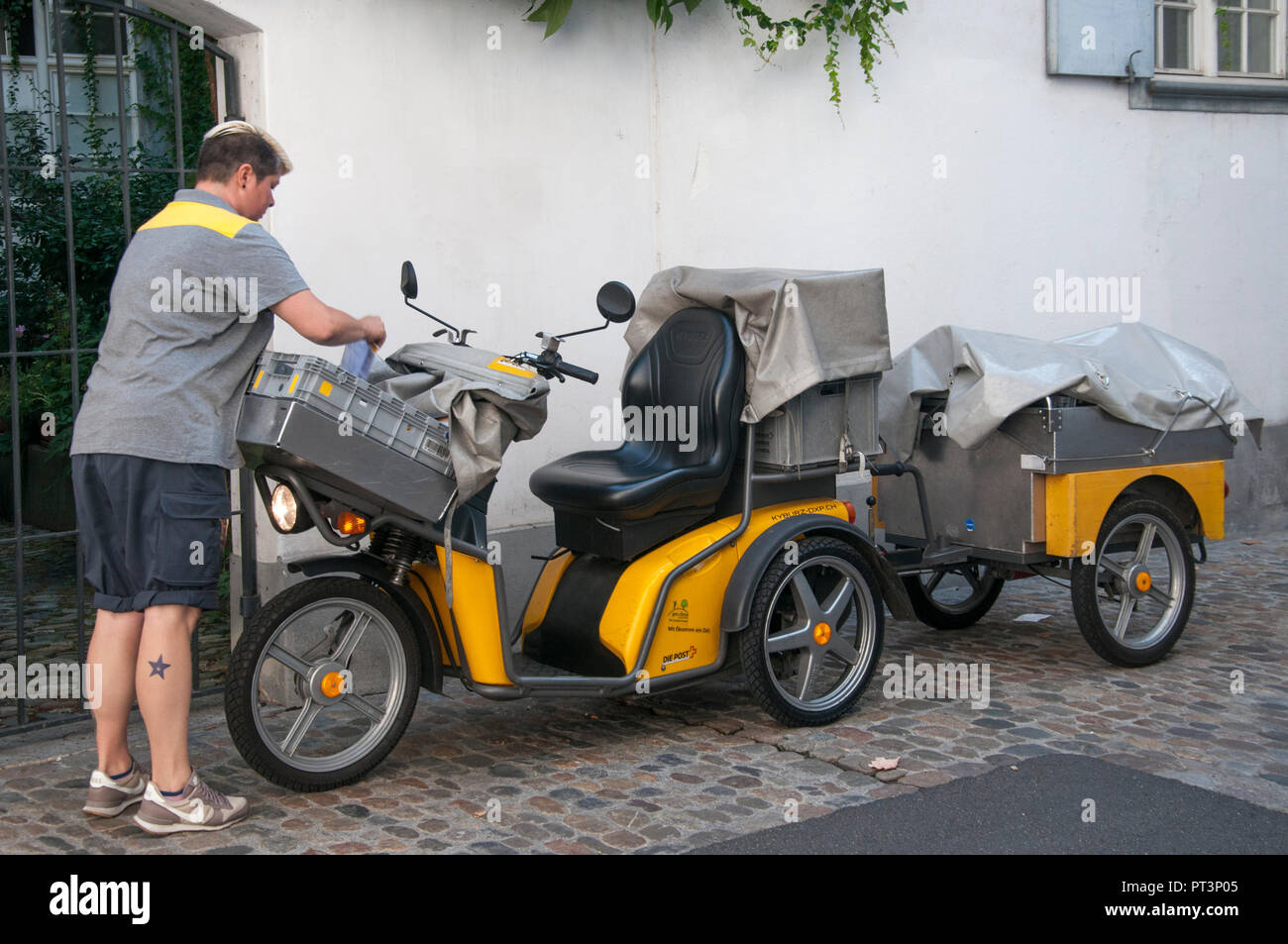 Postman (mailman) bei der Arbeit in Basel, Schweiz Stockfoto