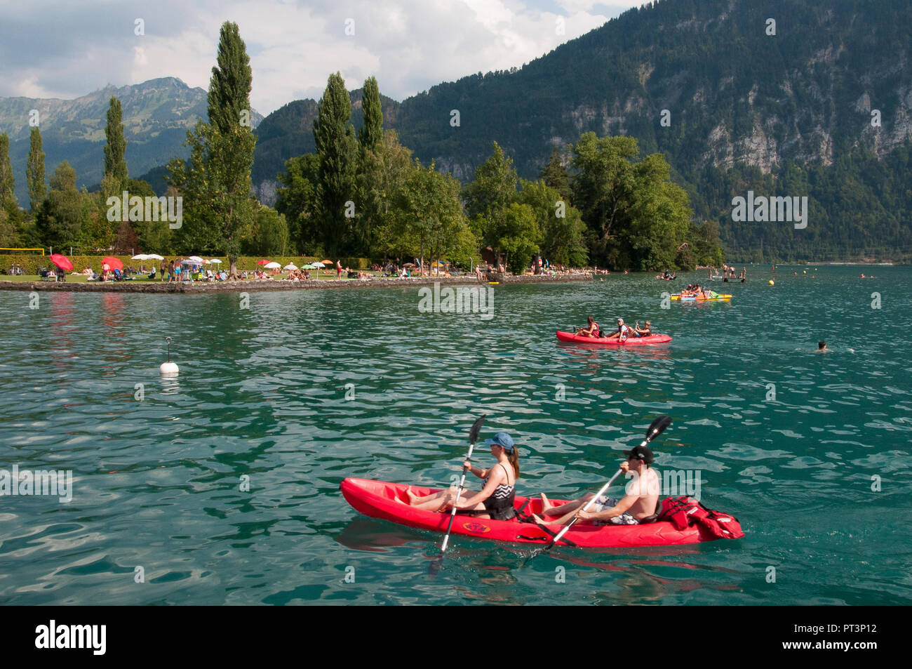 Kajakfahrer in Neuhaus am Thunersee, Interlaken, Bern, Schweiz Stockfoto