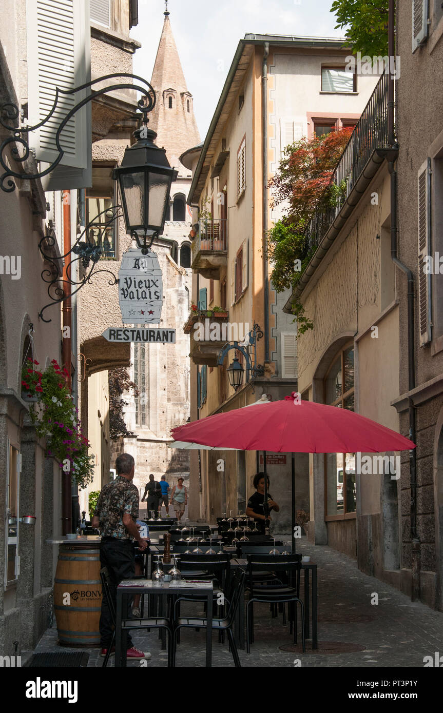 Cafe in einer engen Straße in der Altstadt von Sion (Sitten), Wallis (Wallis), Schweiz Stockfoto