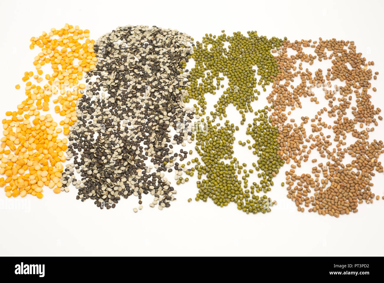 Sammlung von verschiedenen Samen grüne mung Dal, gelbe Spalterbsen, Split schwarze Linsen, Pigeon pea. Auf weissem Hintergrund. Stockfoto