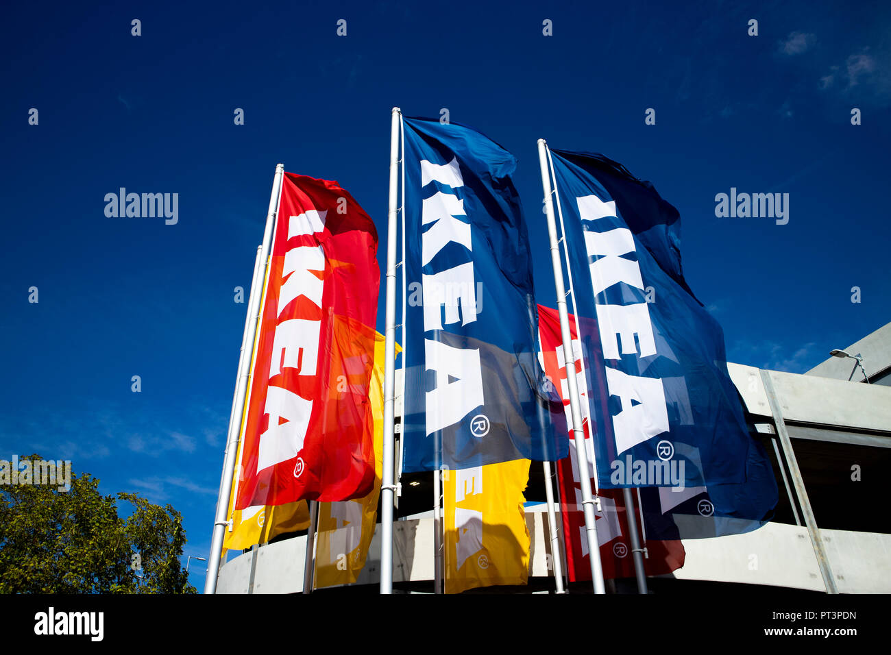 IKEA flags außerhalb Store, skandinavischen Handelskonzern Verkauf bereit Möbel in 1943 gegründet von Ingvar Kamprad zu montieren Stockfoto