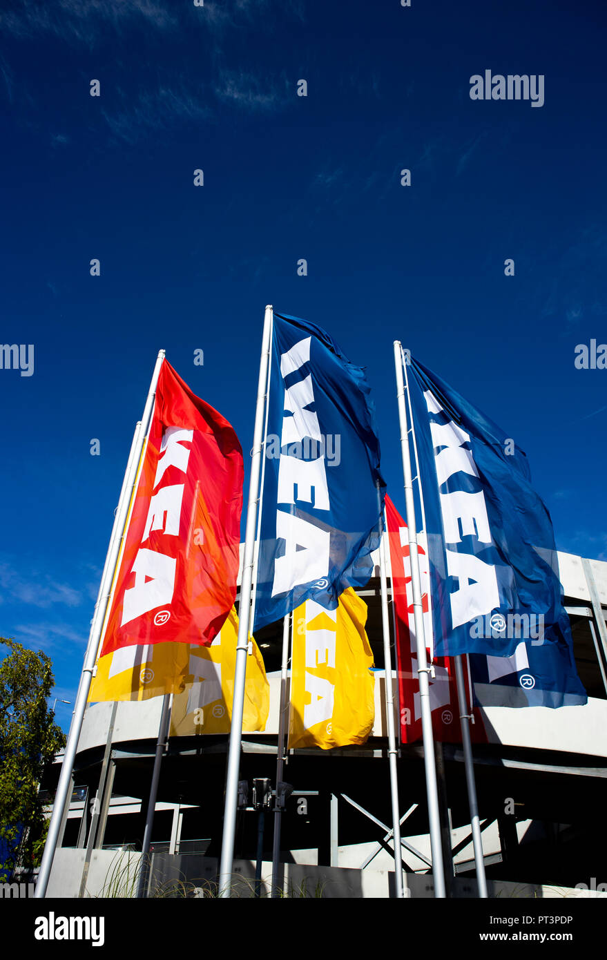 IKEA flags außerhalb Store, skandinavischen Handelskonzern Verkauf bereit Möbel in 1943 gegründet von Ingvar Kamprad zu montieren Stockfoto