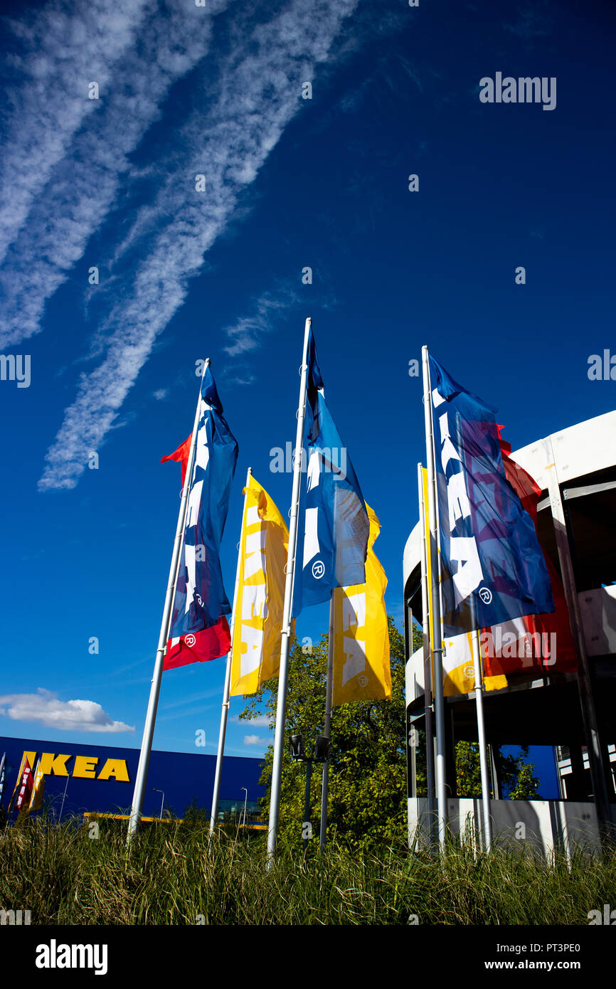 IKEA flags außerhalb Store, skandinavischen Handelskonzern Verkauf bereit Möbel in 1943 gegründet von Ingvar Kamprad zu montieren Stockfoto