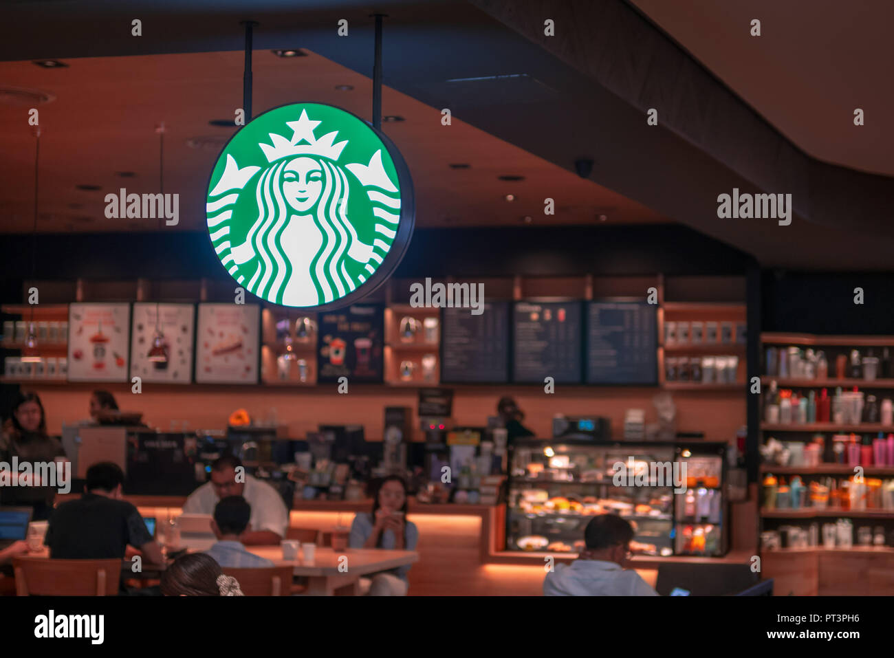 Bangkok, Thailand - 11. August 2018: Starbucks Kaffee Logo vor dem Laden. Stockfoto