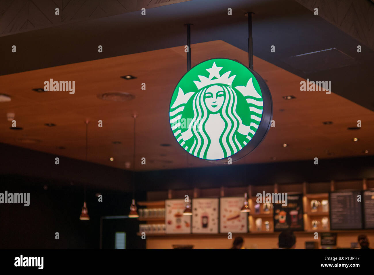 Bangkok, Thailand - 11. August 2018: Starbucks Kaffee Logo vor dem Laden. Stockfoto