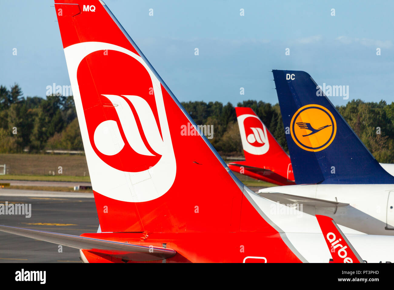 HAMBURG/Deutschland - 28. SEPTEMBER 2018: Flugzeug von Air Berlin und Lufthansa steht am Flughafen Tor in Hamburg. Stockfoto