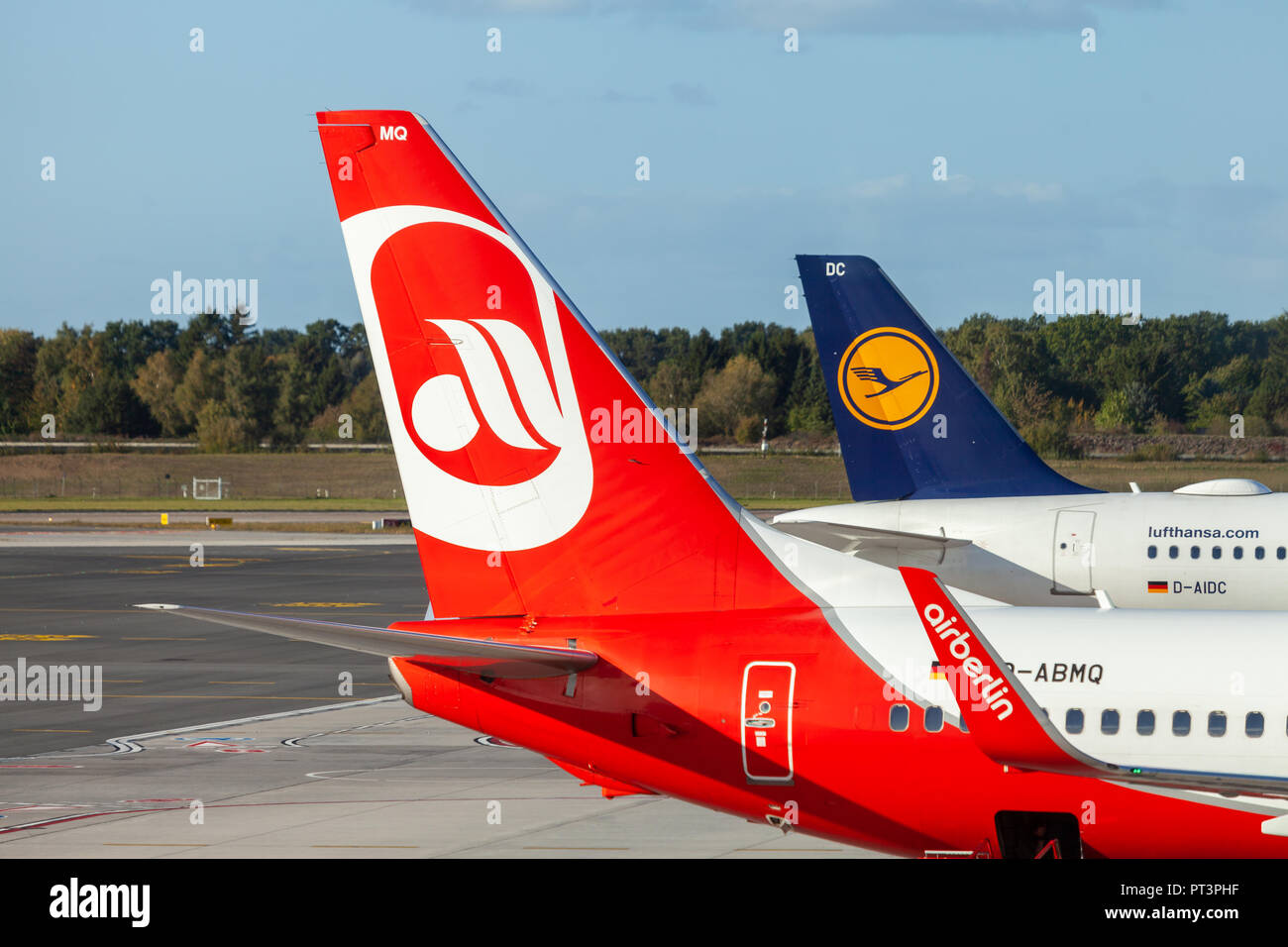 HAMBURG/Deutschland - 28. SEPTEMBER 2018: Flugzeug von Air Berlin und Lufthansa steht am Flughafen Tor in Hamburg. Stockfoto