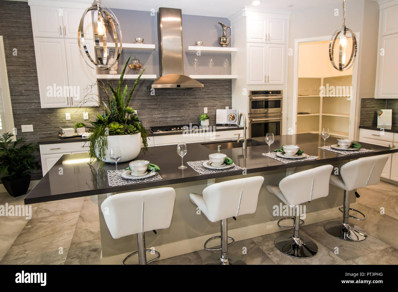 Moderne Küche mit Platz Einstellungen auf Counter Bar Stockfoto