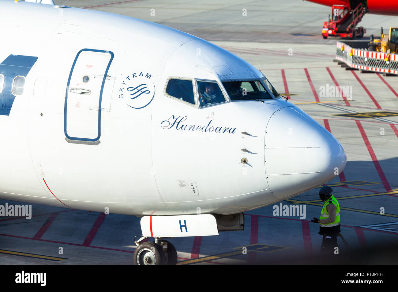 HAMBURG/Deutschland - 28. SEPTEMBER 2018: Flugzeug von Tarom steht in der Nähe von Gate am Flughafen Hamburg. Tarom ist die Fluggesellschaft und ältesten derzeit Betr. Stockfoto