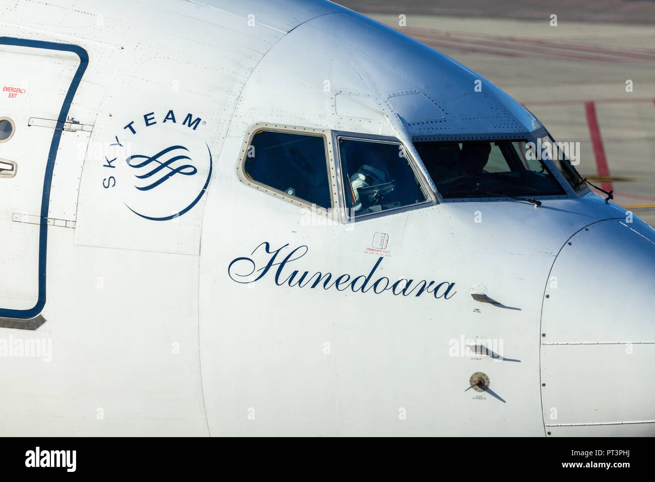 HAMBURG/Deutschland - 28. SEPTEMBER 2018: Flugzeug von Tarom steht in der Nähe von Gate am Flughafen Hamburg. Tarom ist die Fluggesellschaft und ältesten derzeit Betr. Stockfoto