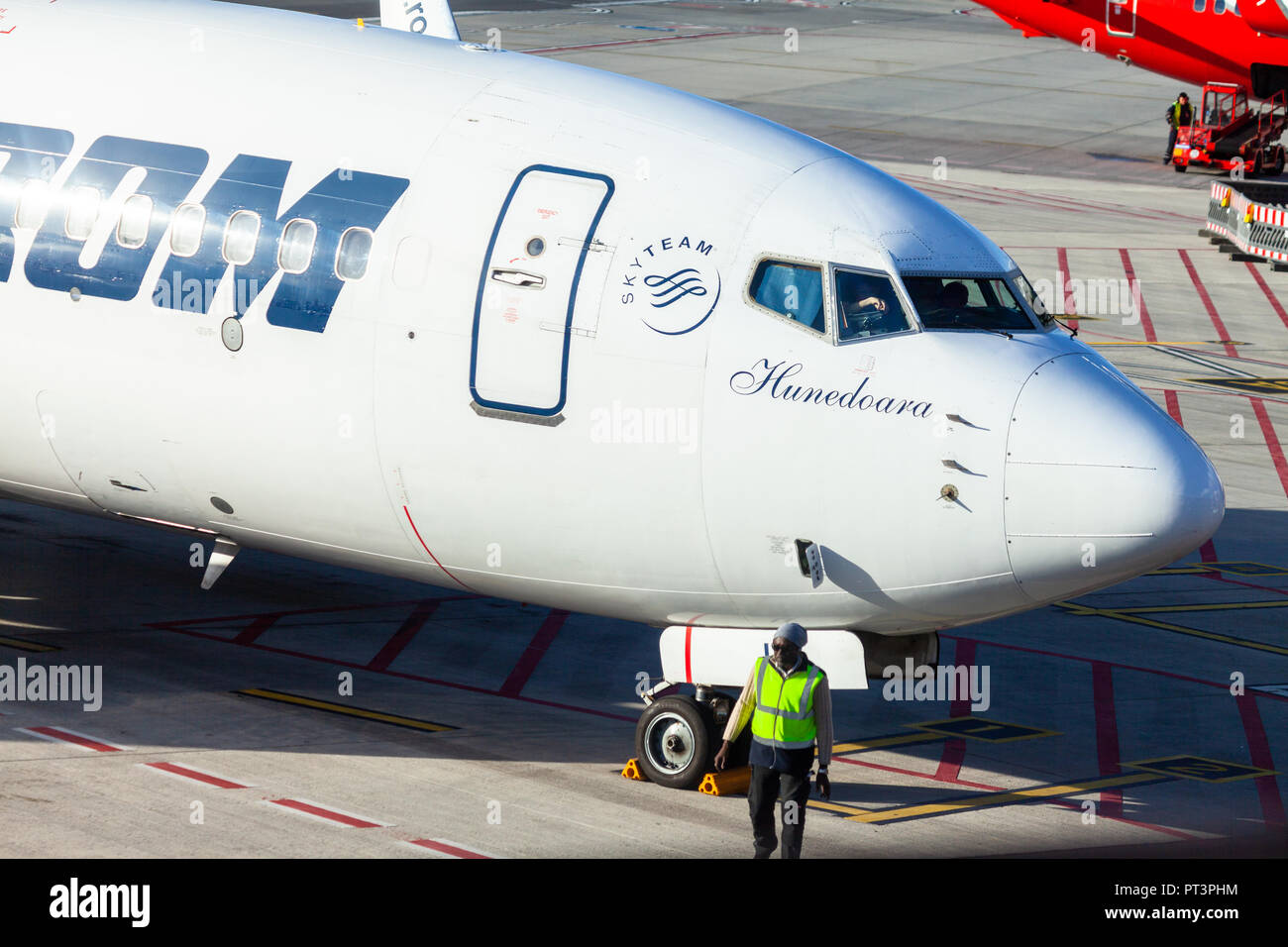 HAMBURG/Deutschland - 28. SEPTEMBER 2018: Flugzeug von Tarom steht in der Nähe von Gate am Flughafen Hamburg. Tarom ist die Fluggesellschaft und ältesten derzeit Betr. Stockfoto
