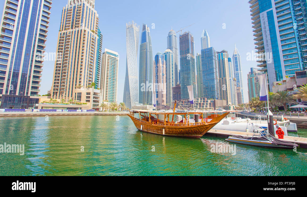 Boote und moderne Gebäude in Dubai, Vereinigte Arabische Emirate Stockfoto