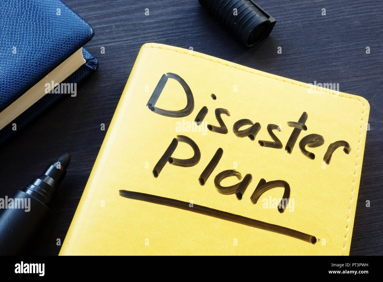 Disaster Recovery Plan auf einem gelben Hinweis geschrieben. Stockfoto