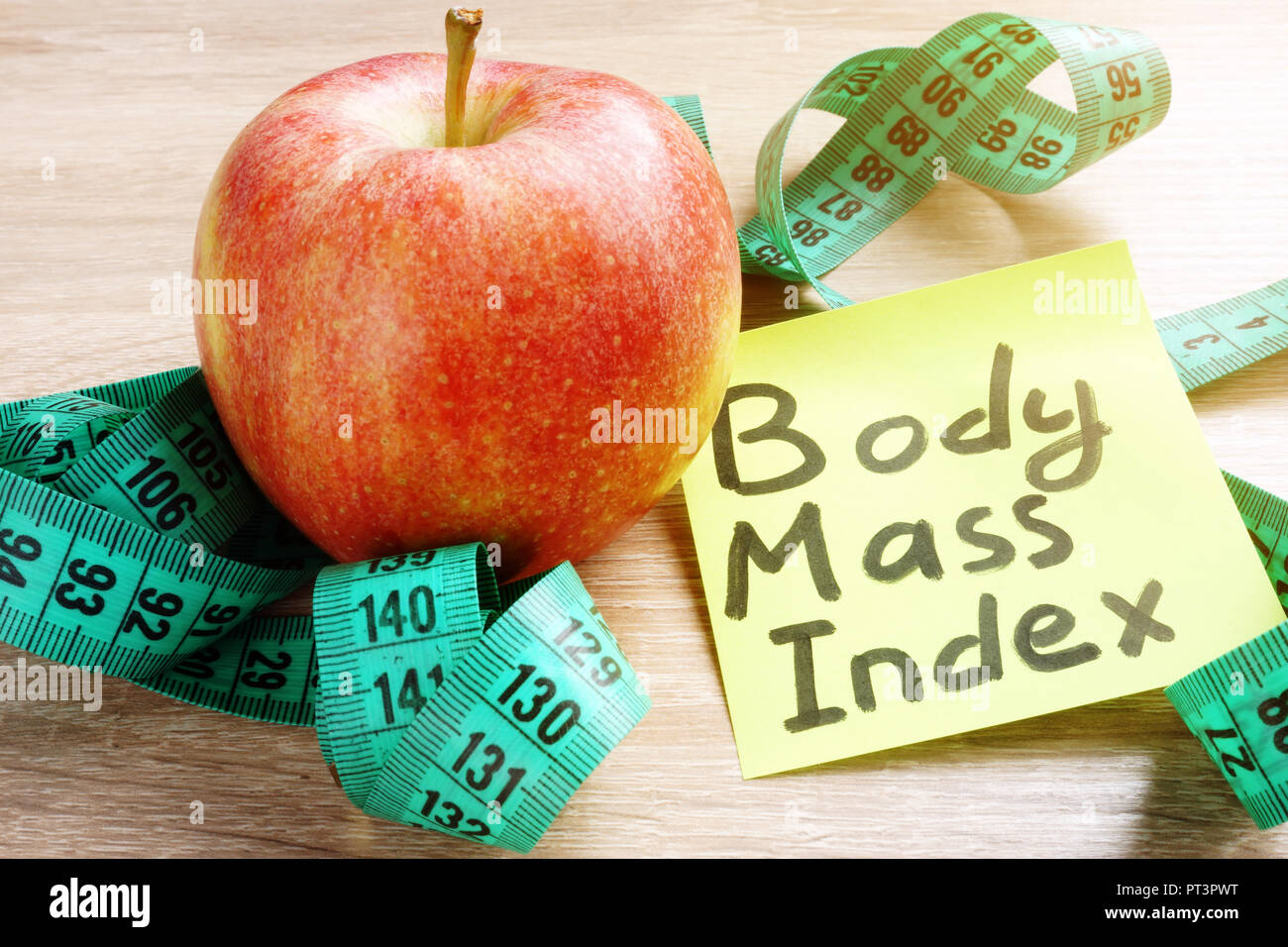 Body Mass Index BMI auf Memo Stick und Apple geschrieben. Stockfoto