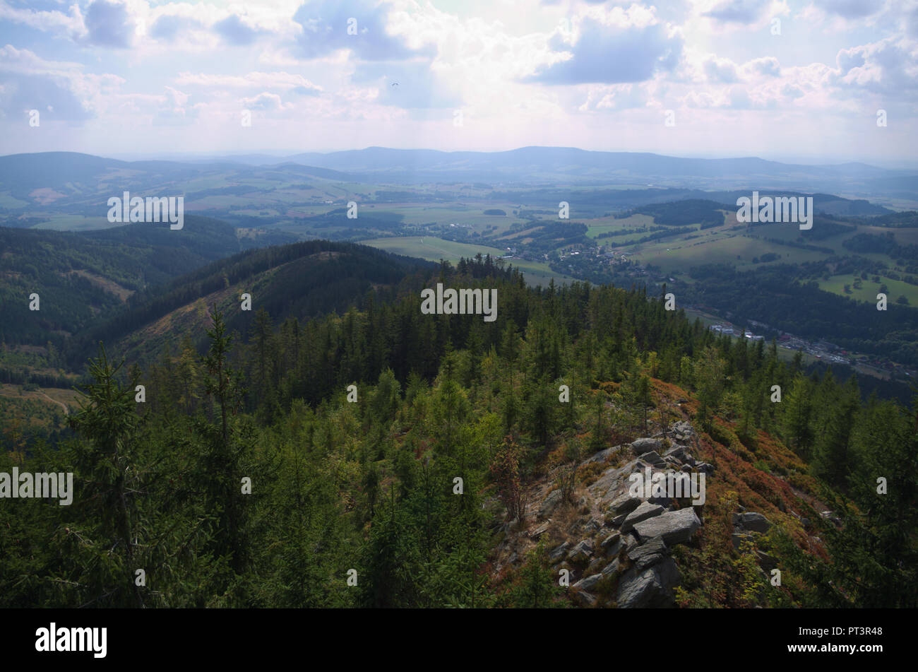 Schöne Aussicht von der Spitze des Berges, in der Tschechischen Republik. Stockfoto