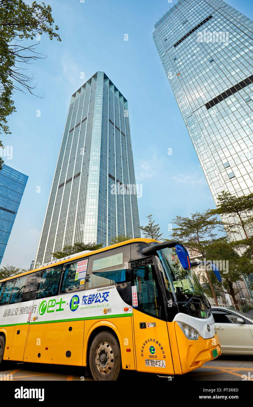 Elektrische City-Bus (E-Bus) auf einer Straße von Shenzhen. Der Provinz Guangdong, China. Stockfoto