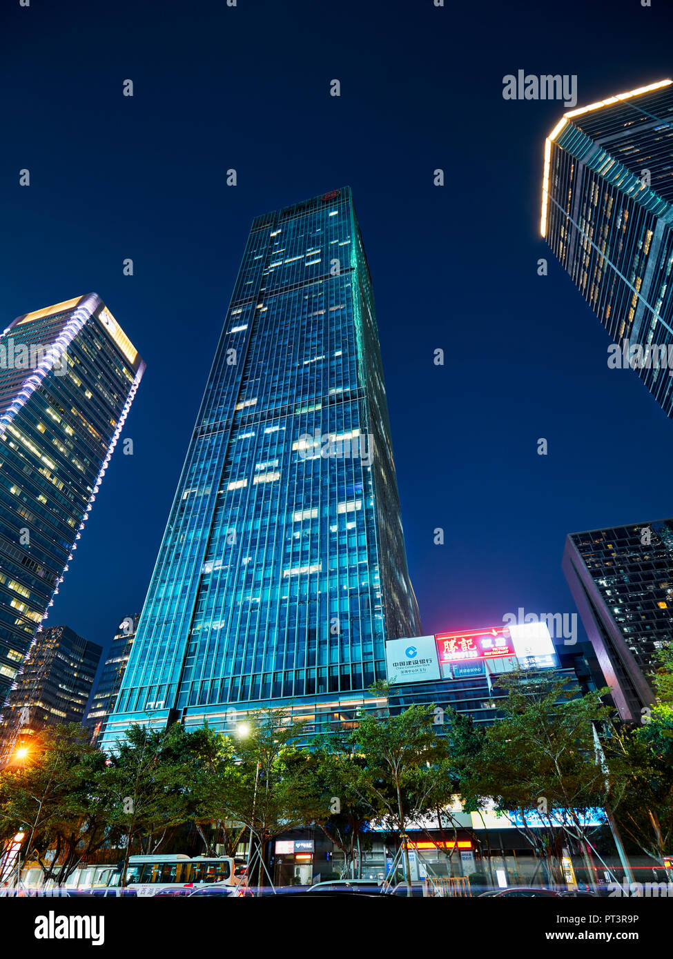 Hochhäuser in Futian Central Business District (CBD) leuchtet in der Dämmerung. Shenzhen, Guangdong Province, China. Stockfoto