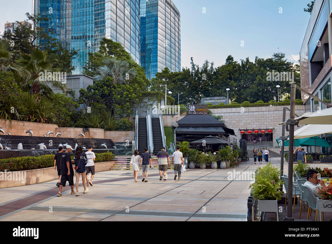 Menschen zu Fuß im Innenhof der Wongtee Shopping Plaza. Shenzhen, Guangdong Province, China. Stockfoto