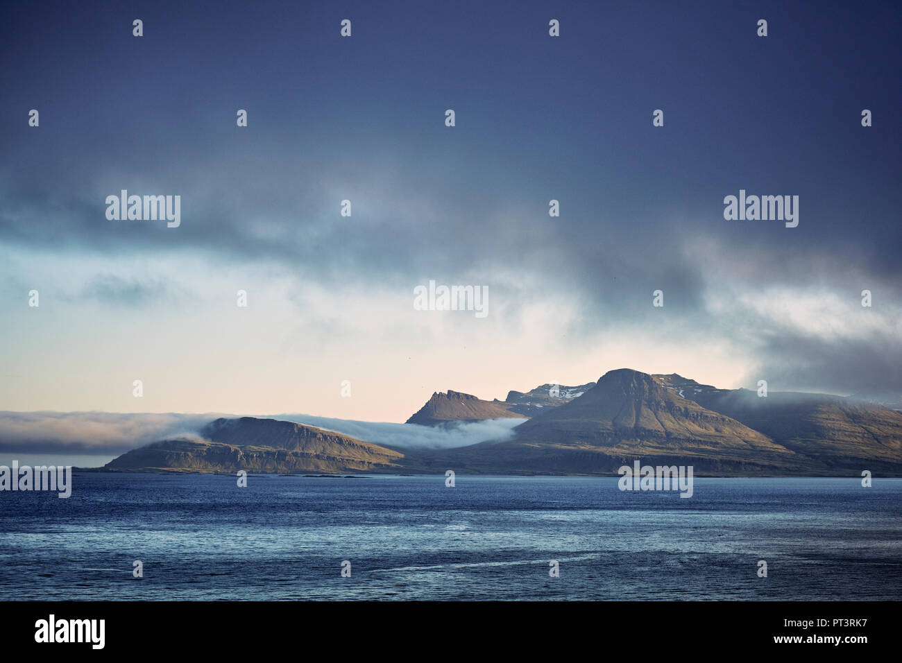 Die zerklüftete Landschaft der Fjorde Region im Osten von Island. Stockfoto