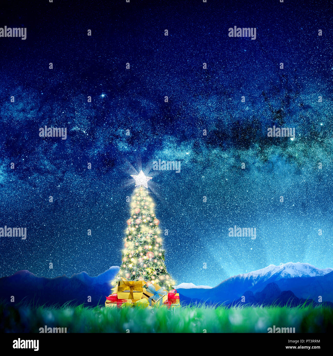 Konzeptionelle Bild der geschmückten Weihnachtsbaum auf grüne Landschaft über Nacht Himmel mit Sternen und Galaxien. Platz Bild Link: https://nasasearch.nasa.go Stockfoto