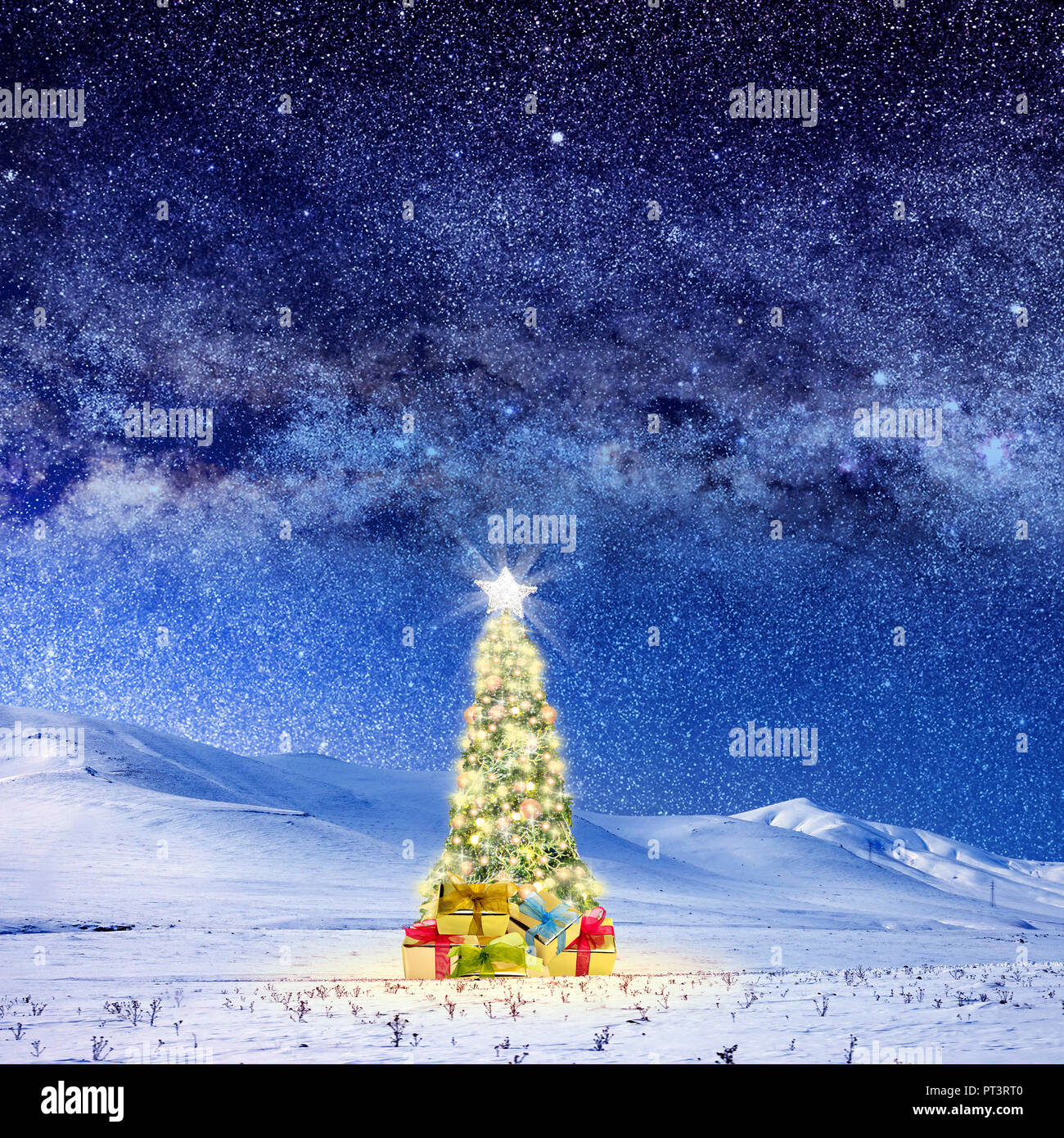 Konzeptionelle Bild der geschmückten Weihnachtsbaum auf schneebedeckten Landschaft über Nacht Himmel mit Sternen und Galaxien. Platz Bild Link: https://nasasearch. Stockfoto