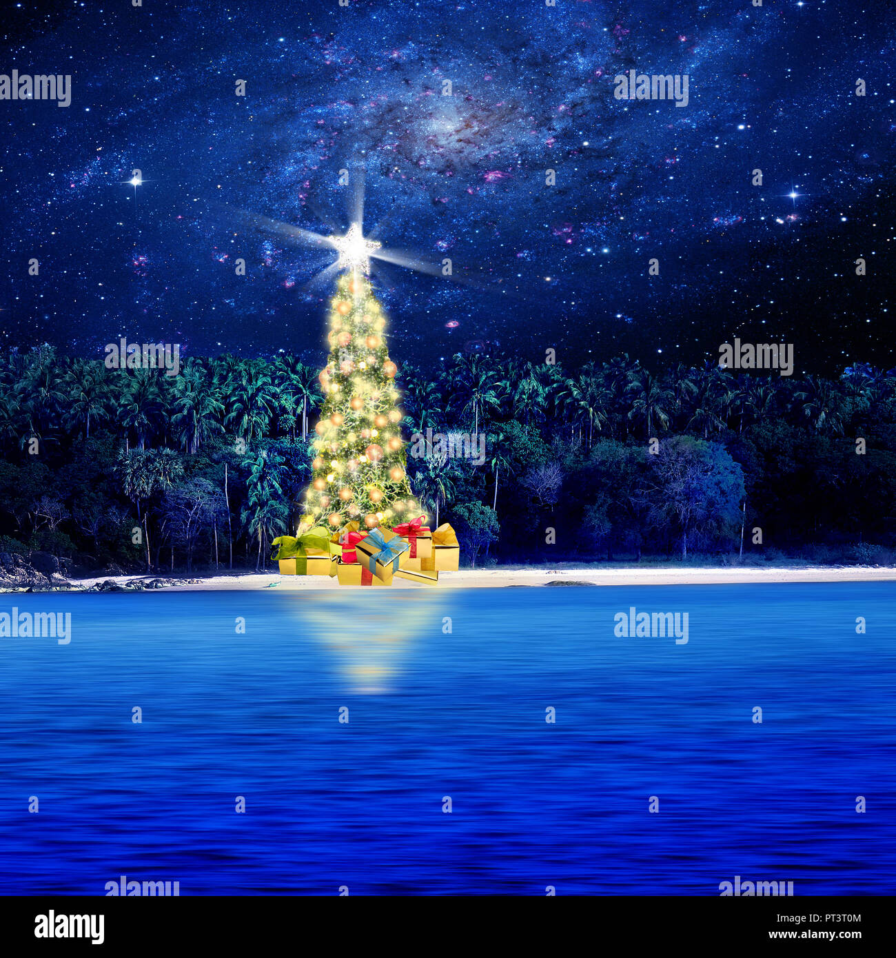 Konzeptionelle Bild der geschmückten Weihnachtsbaum auf kleinen tropischen Insel über Galaxy sky. Platz Bild Link: https://nasasearch.nasa.gov/search/images? Stockfoto