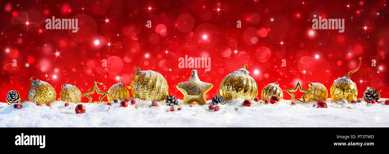 Red christmas Banner - Goldene Kugeln und Kugeln auf Schnee Stockfoto