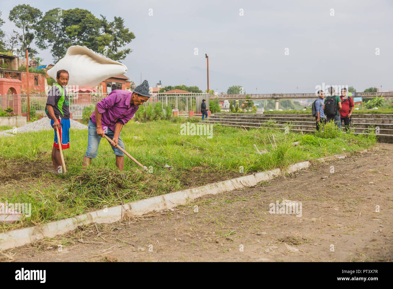 Kathmandu, Nepal - Sep 15,2018: Arbeiter im Park in Kathmandu. Stockfoto