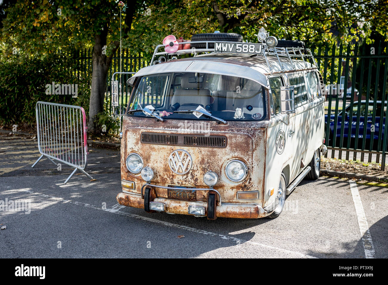 Doncaster VW Rallye 23. September 2018 an der Parklands Club und den Park. Classic, Retro und Rusty antiken VW Wohnmobil auf einem Parkplatz in Doncaste geparkt Stockfoto