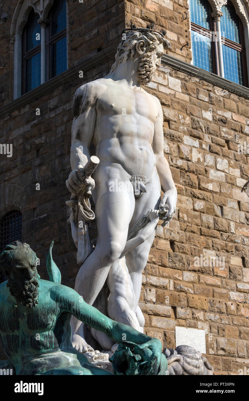 Nachbildung von Michelangelos David in der Nähe des Palazzo Vecchio (Alter Palast), das Rathaus der Stadt Florenz, Italien. Es blickt auf die Piazza della Sig Stockfoto