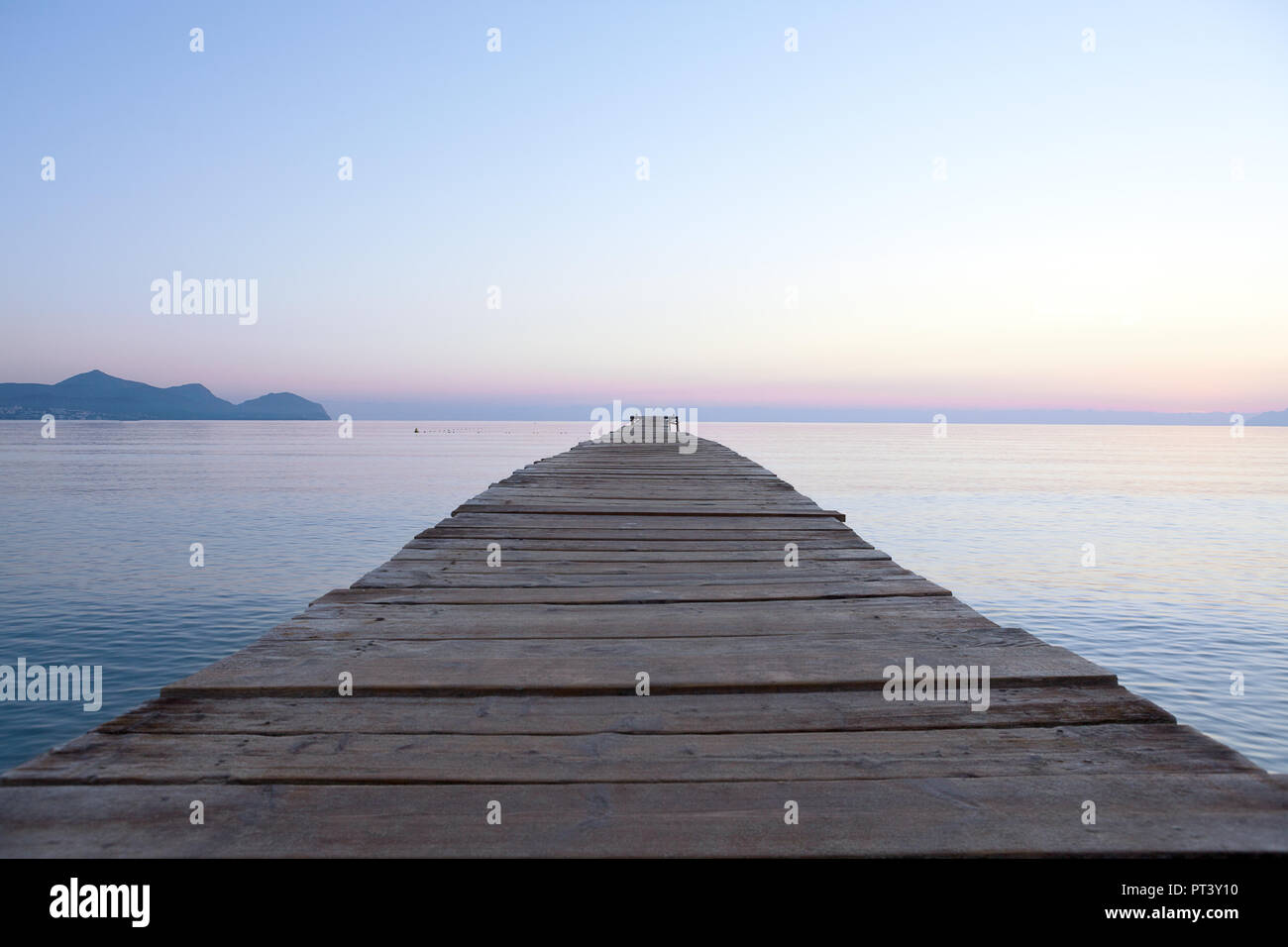 Europa Spanien Nord Mallorca Playa de Muro, langer Holzsteg in der Bucht von Alcudia bei Sonnenaufgang Stockfoto