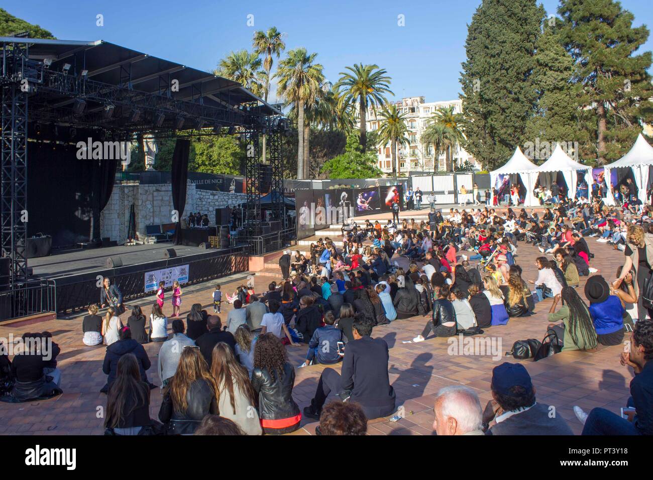 Nizza, Frankreich - 22 April 2017. Masse der Leute draußen warten auf ein Konzert in Nizza Stockfoto
