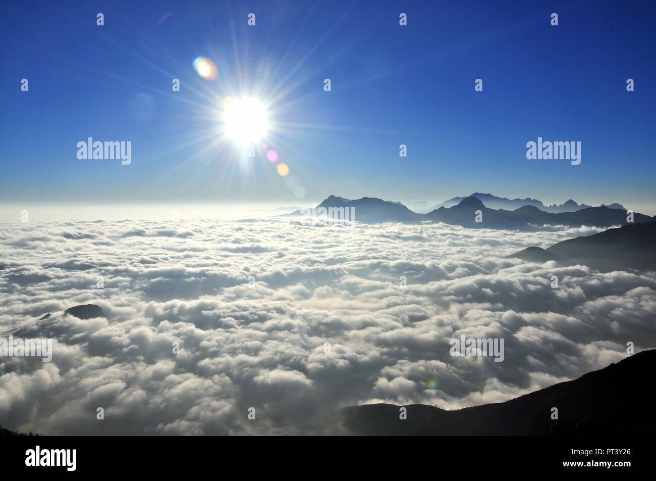 Wunder der Berge, Wolken und Himmel - Bach Moc Luong Tu - 4. in der höchsten Berge in Vietnam Stockfoto
