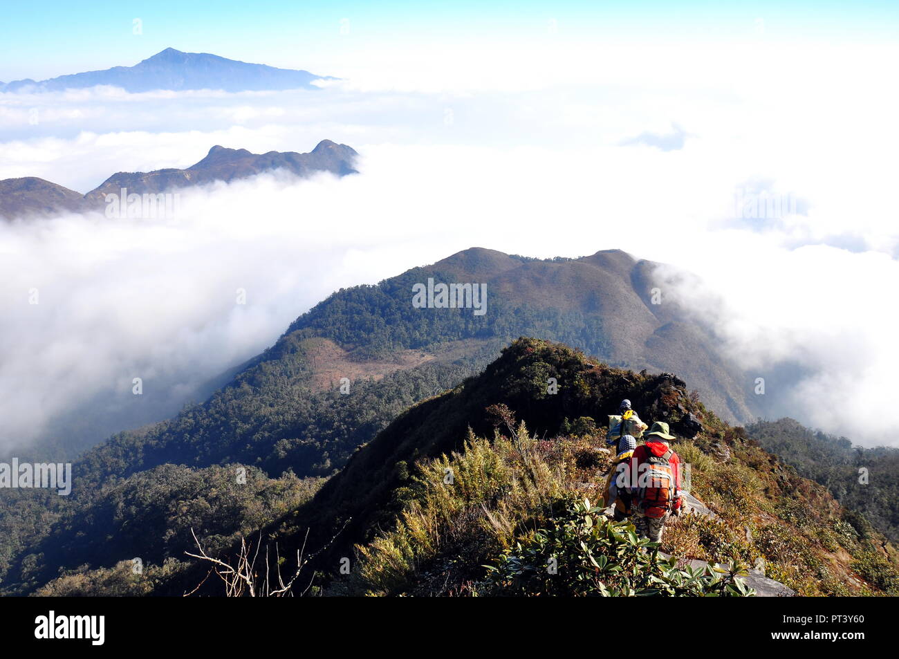 Die Straße auf der Oberseite der Berge - die wir auf der Straße, die an der Spitze der Berge - Bach Moc Luong Tu, der 4. höchsten Berg in Vietnam - Lao Cai, Lai gehen Stockfoto