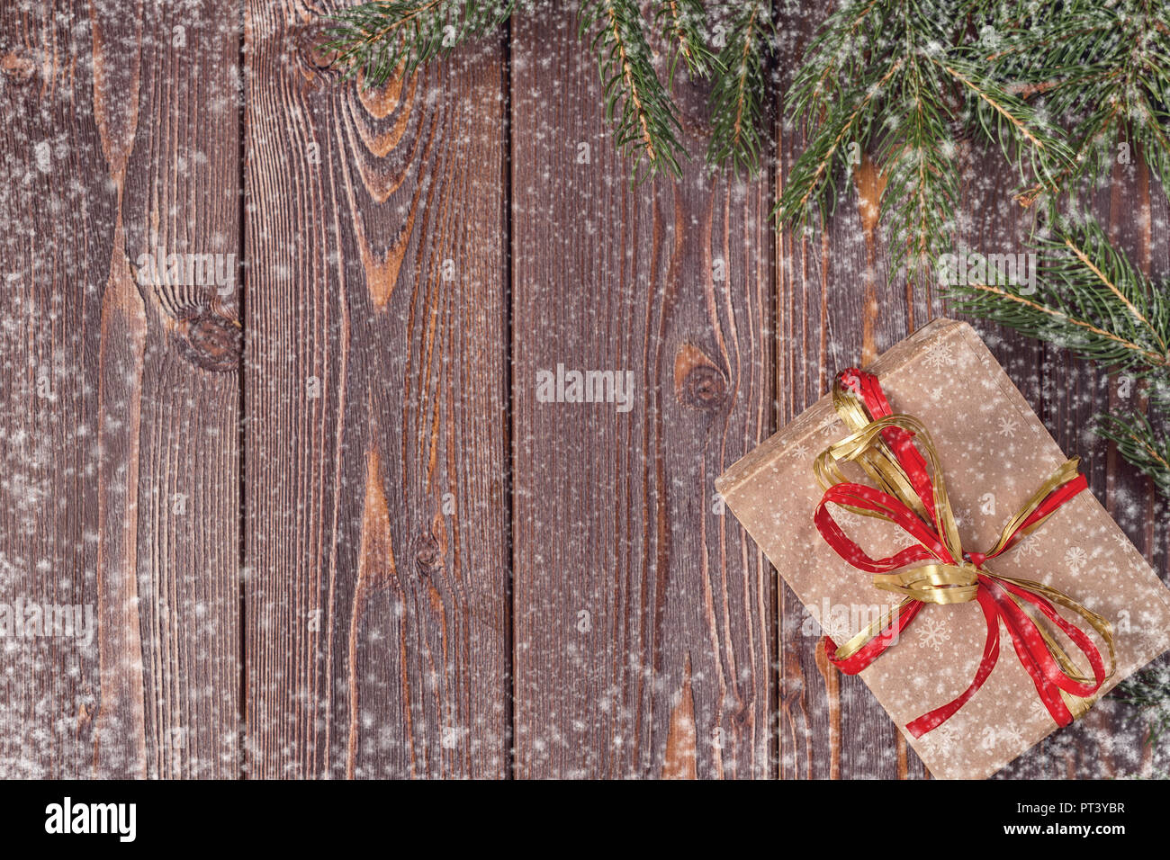 Weihnachten Geschenkboxen und Tanne Baum auf Holz- Hintergrund. Ansicht von oben mit der Kopie Raum Stockfoto