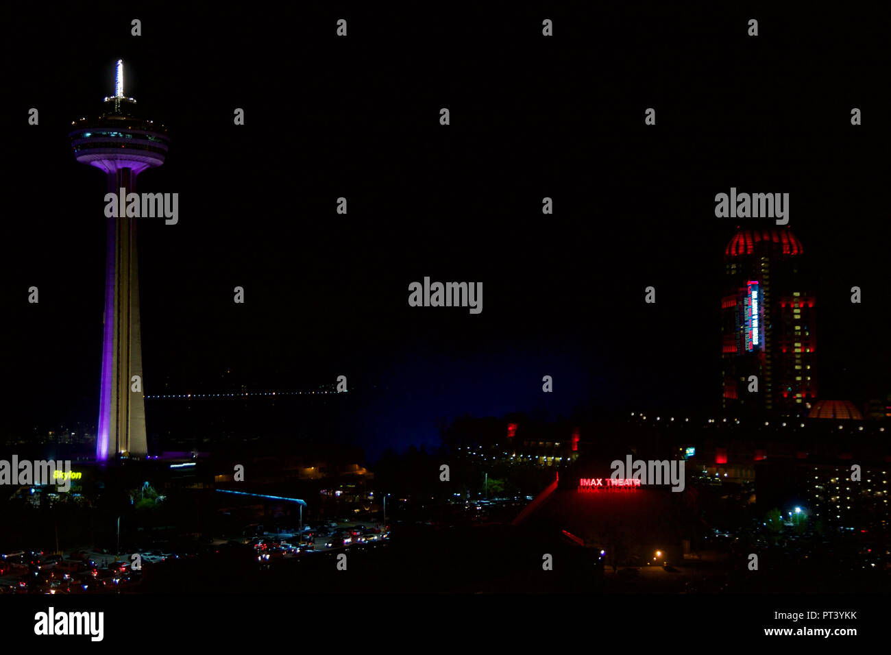 NIAGARA FALLS, ONTARIO, Kanada - 21. MAI 2018: Der Skylon Tower, dem Casino und Hotels in Niagara Falls bei Nacht Stockfoto