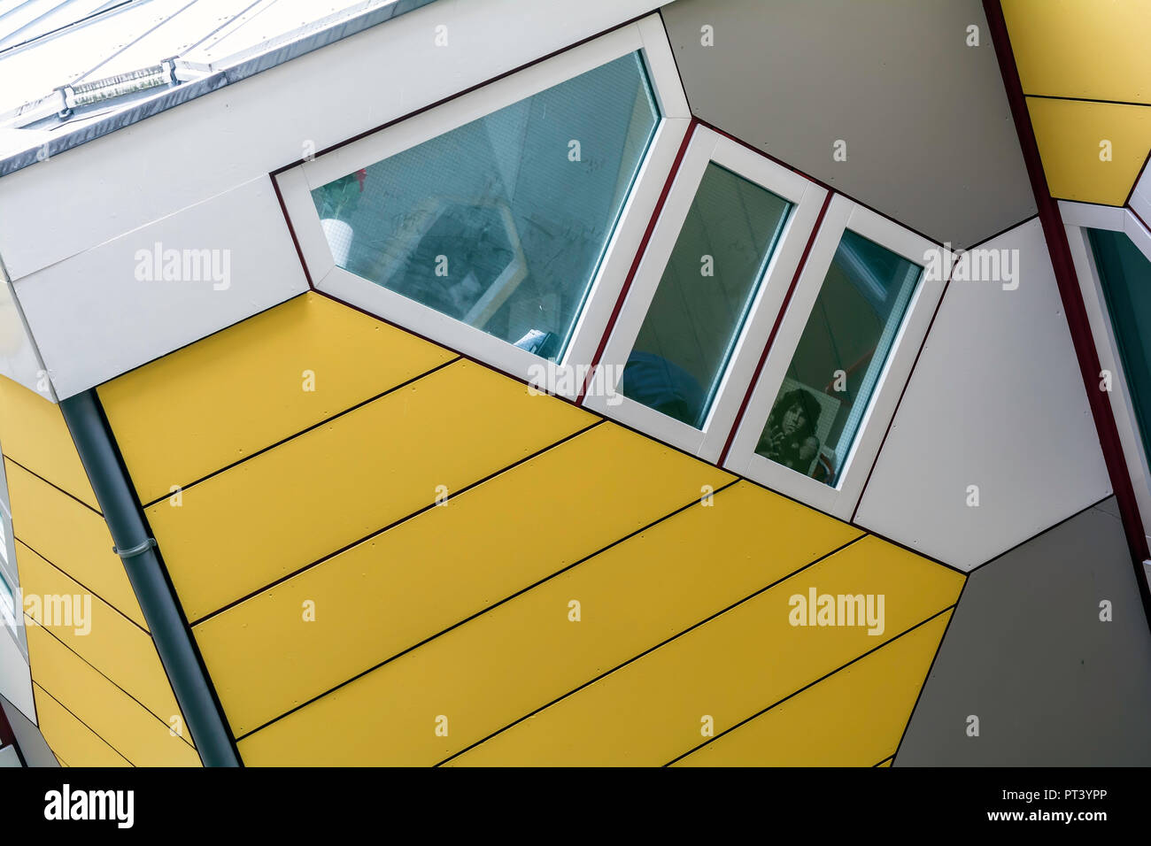Gekippte Fenster einer der Cube Häuser in Rotterdam, Niederlande. Es ist eine Reihe von innovativen Häuser Stockfoto
