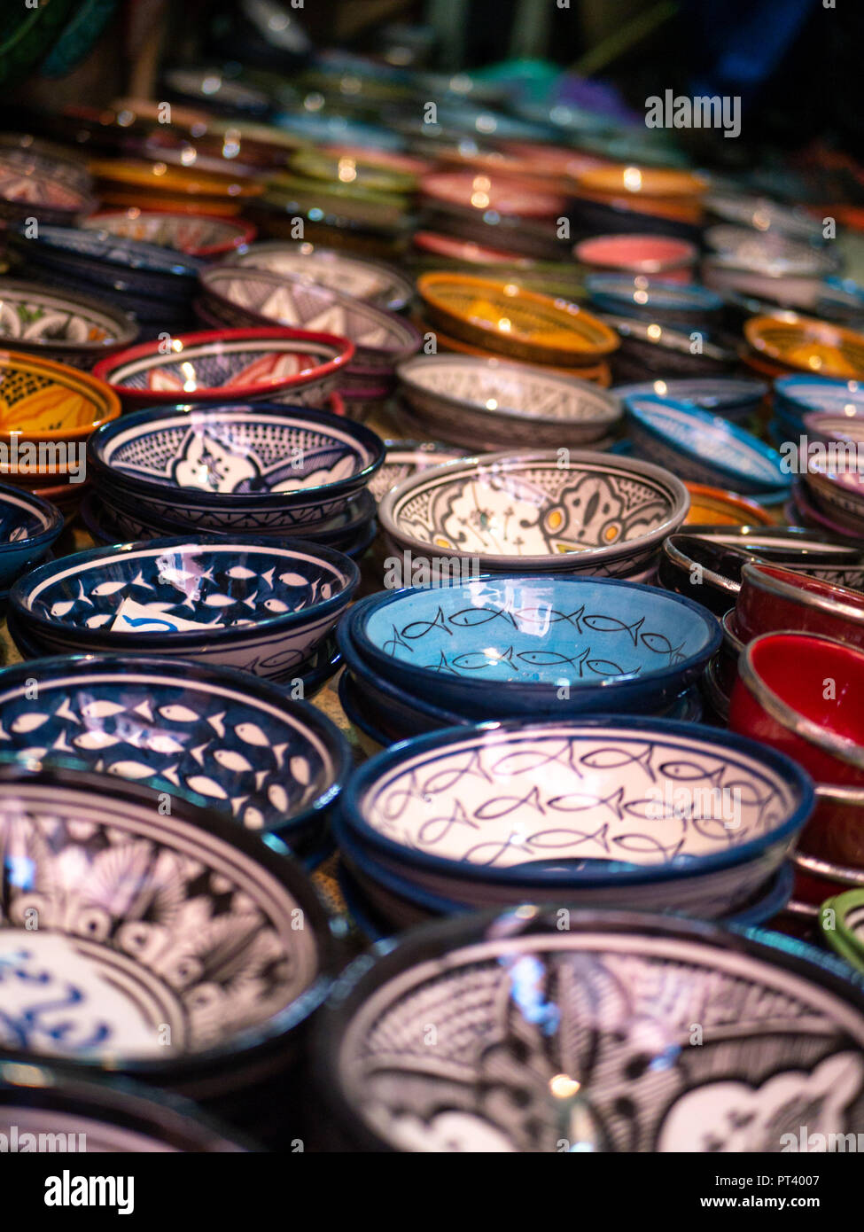Bunte Keramik Schalen auf einem Markt in Marrakesch, Marokko Stockfoto