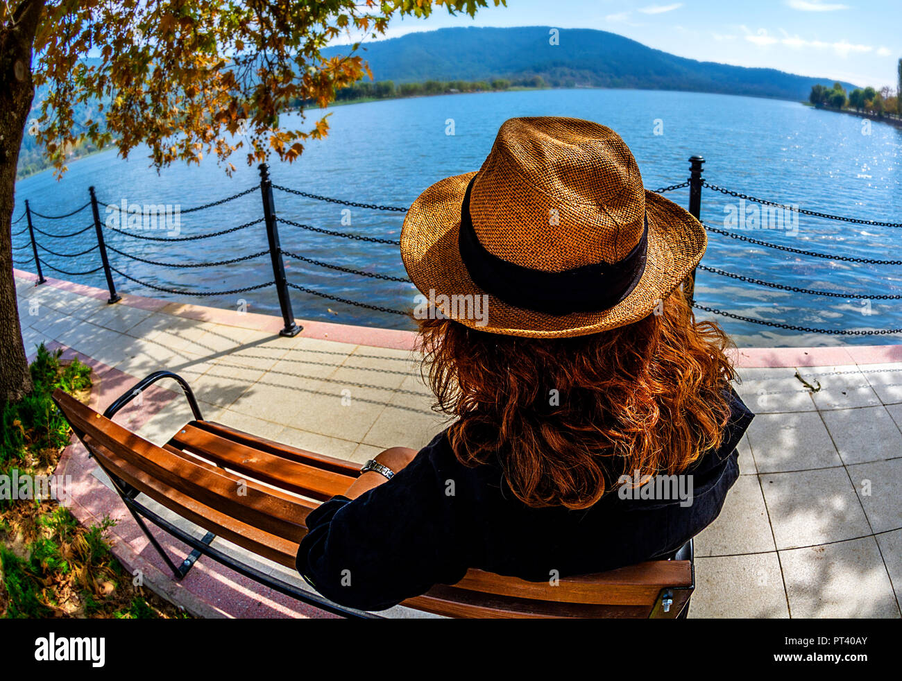 Izmir Ödemiş Bozdağ die Reflexionen und einen malerischen Blick auf den See in Gölcük Stadt Stockfoto