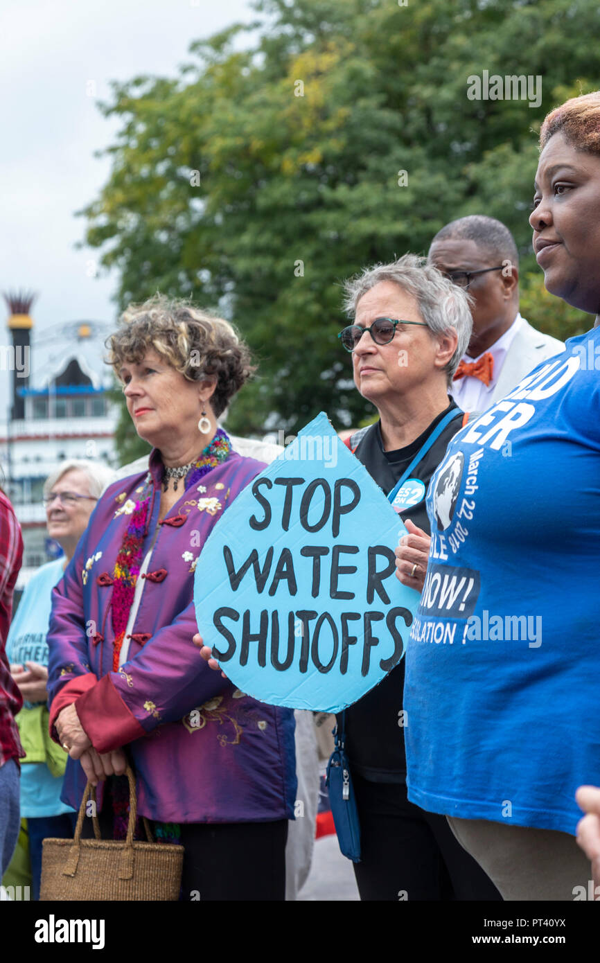Detroit, Michigan - Religiöse Führer verschiedener Glaubensrichtungen von den Detroit River gesammelt zu protestieren die Abschaltung von Wasser zu Menschen, die Stockfoto