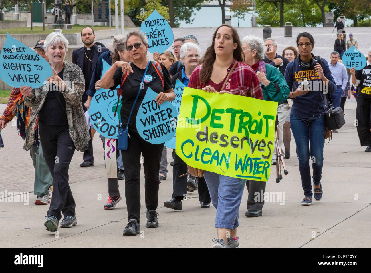 Detroit, Michigan - Religiöse Führer verschiedener Glaubensrichtungen Protest die anhaltende Abschaltung von Wasser an Personen, die nicht in der Lage sind, ihre Rechnungen zu bezahlen. Stockfoto