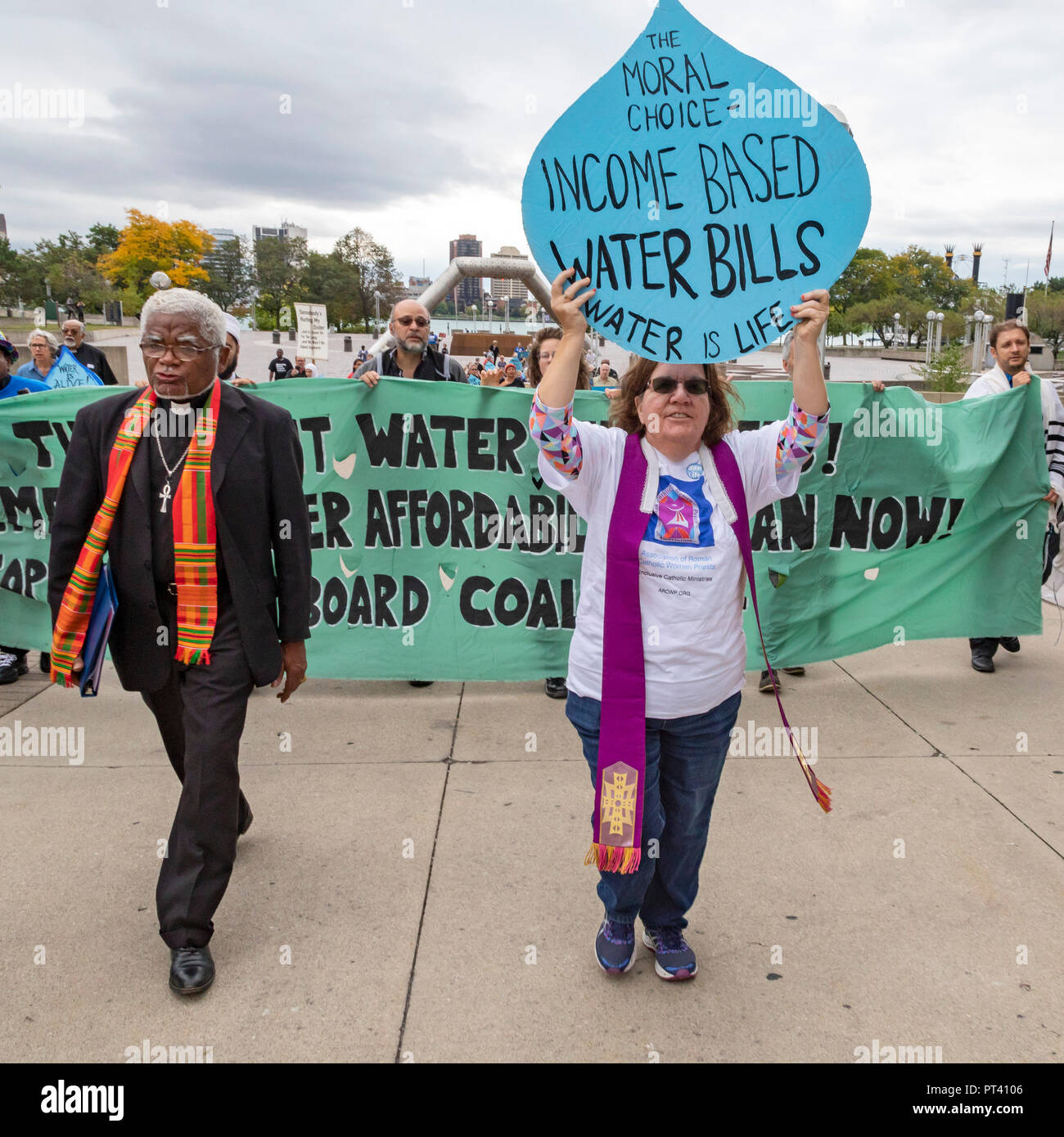 Detroit, Michigan - Religiöse Führer verschiedener Glaubensrichtungen Protest die anhaltende Abschaltung von Wasser an Personen, die nicht in der Lage sind, ihre Rechnungen zu bezahlen. Stockfoto